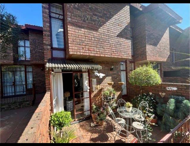 2 BEDROOM TOWNHOUSE FOR SALE IN LINMEYER